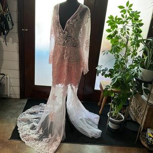 Bridess wedding gown pink ombré size 16. I would say it fits more like a 12
